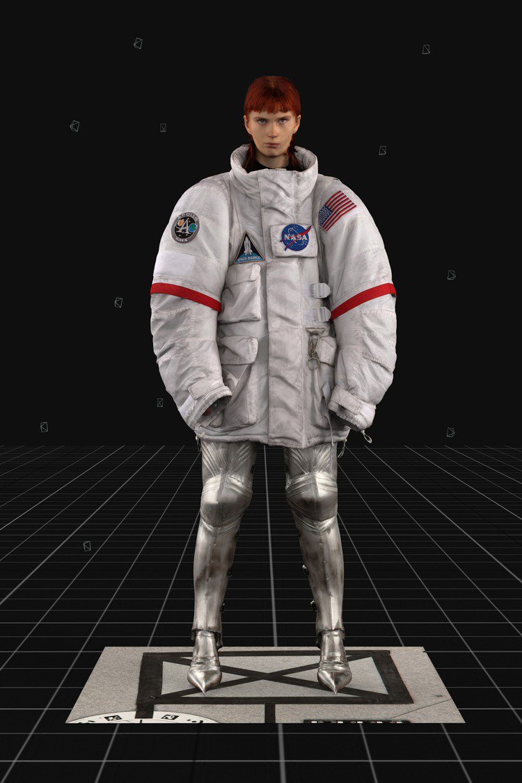 印有不同时代nasa标志的复古宇航服仿效了太空人旅行的宇航服装.