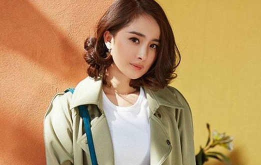 换季衣橱少了个包包?扒一扒女星出游携带的百搭款包包造型