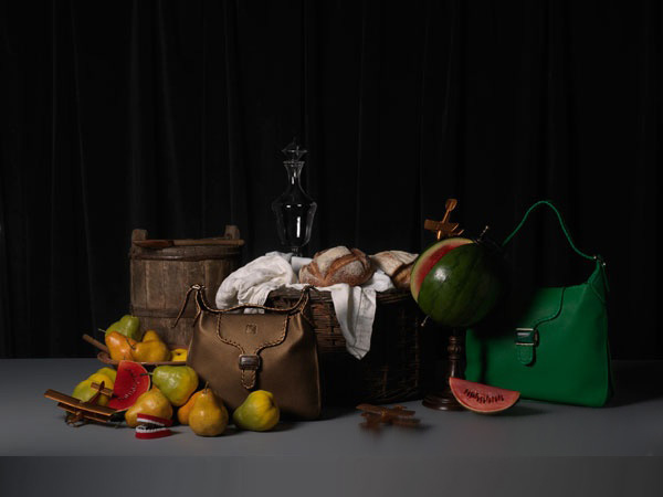 Loewe(罗威)2012圣诞节橱窗艺术品搭配品牌皮包