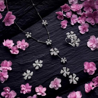 DE BEERS WILD FLOWER 纯美珠宝唯美盛放