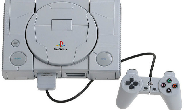 PlayStation 20周年纪念版!电玩主机 × 变形金刚 SONY PlayStation 擎天柱