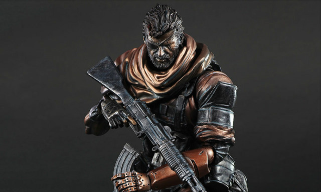 PlayArts 改 合金装备V:幻痛 Punished Snake (惩戒之蛇) 铜像配色版