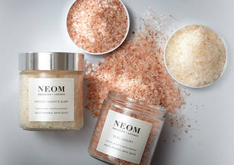 NEOM - 从沐浴时光卸下疲惫 累积疗愈的能量 天然精油疗愈香气、84 种矿物质添加,开启居家能量护肤旅程