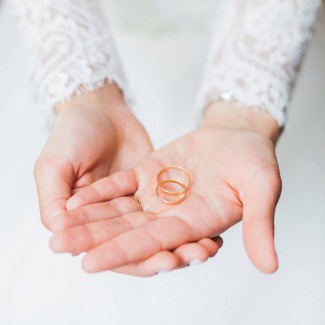 婚戒佩戴传统:你的婚戒应该戴在哪只手上?