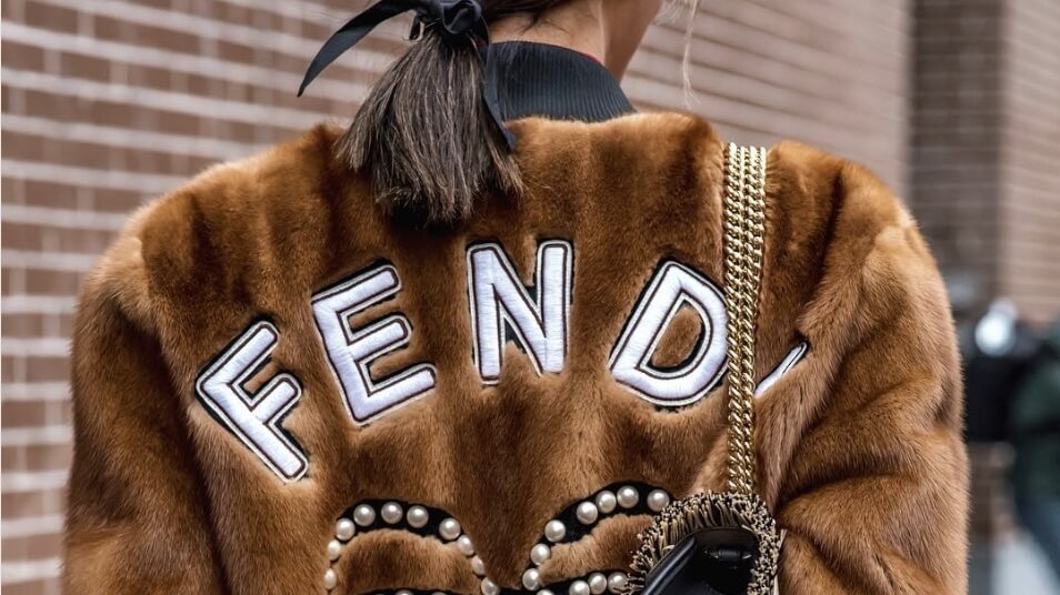 FENDI的经典FF LOGO究竟是什么意思 一探老佛爷卡尔拉格斐与FENDI的背后故事
