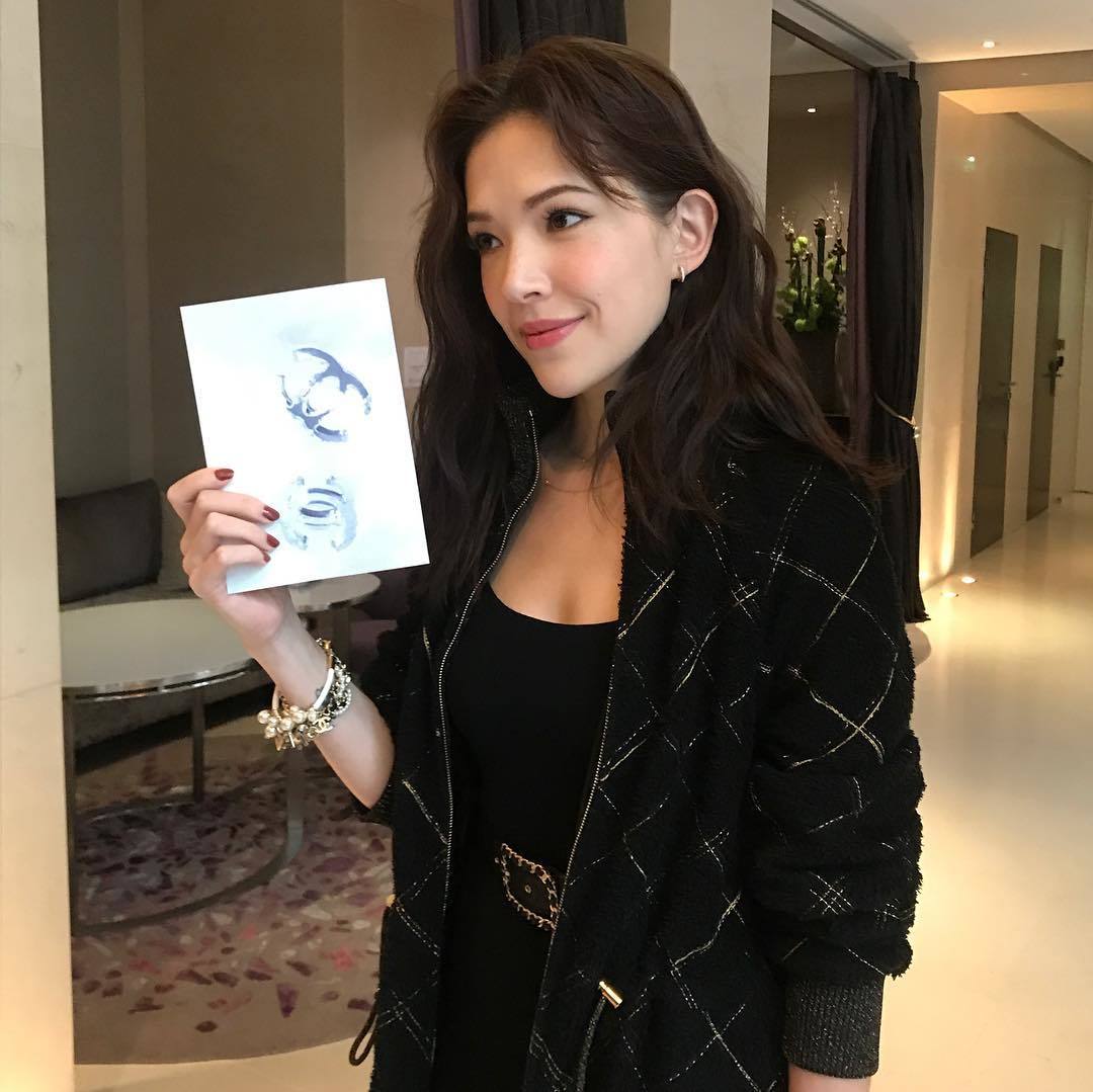 许玮甯美翻巴黎神器!抢先擦上香奈儿COCO晶亮水唇膏 美爆色号#91必笔记