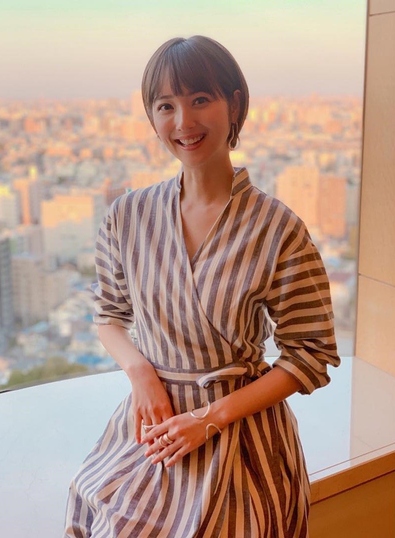 佐佐木希“耳下3公分短发”根本变精灵!可爱又逆龄害人重新恋爱