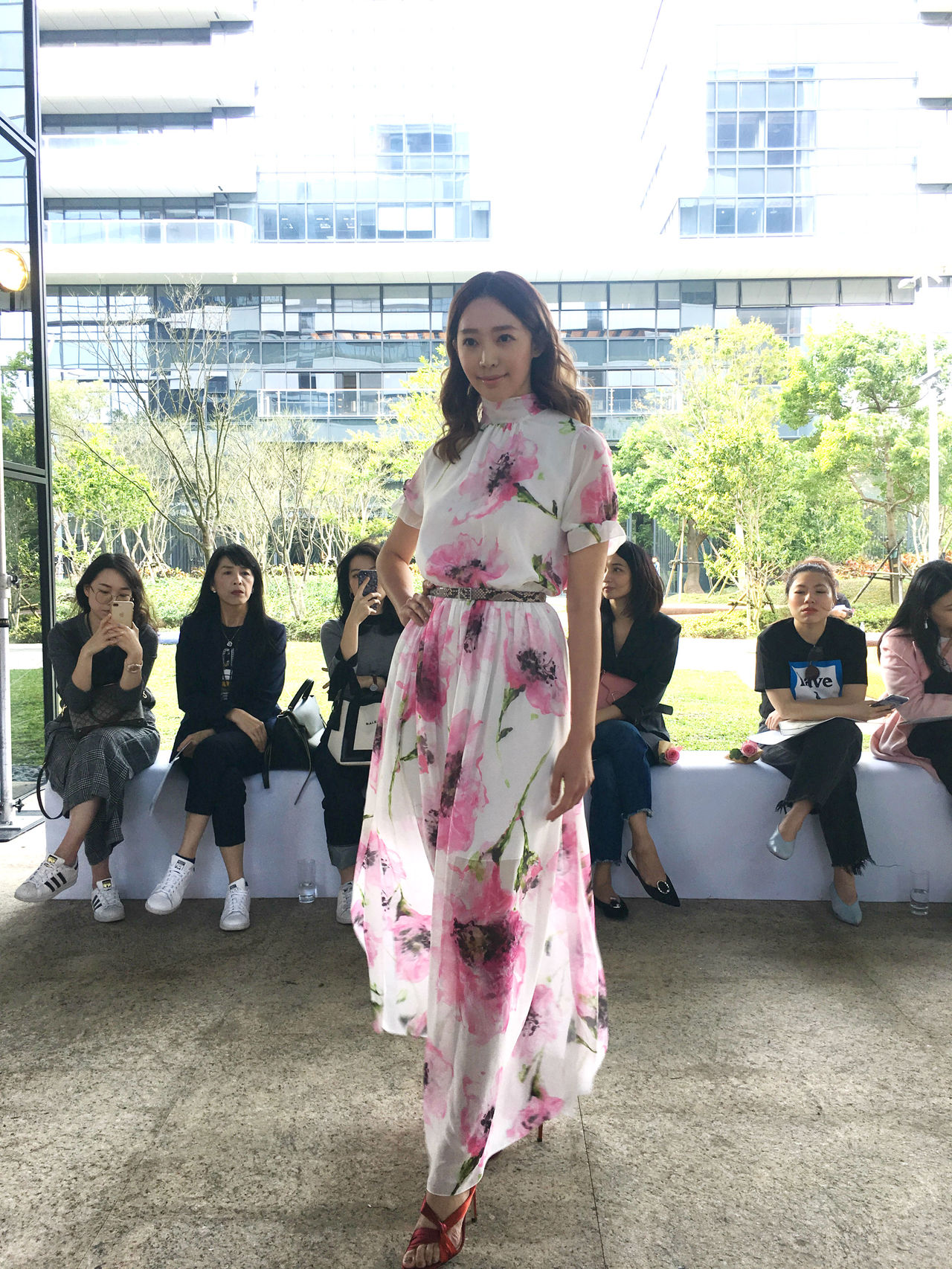 薄透洋装好性感 王心恬自曝喜欢素颜约会