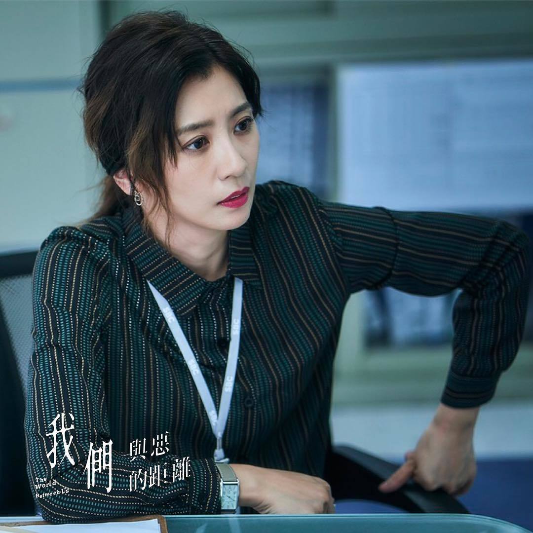 《我们与恶的距离》贾静雯连骂人都美!剧中宋乔安穿搭快学起来 秒变超正“女强人”