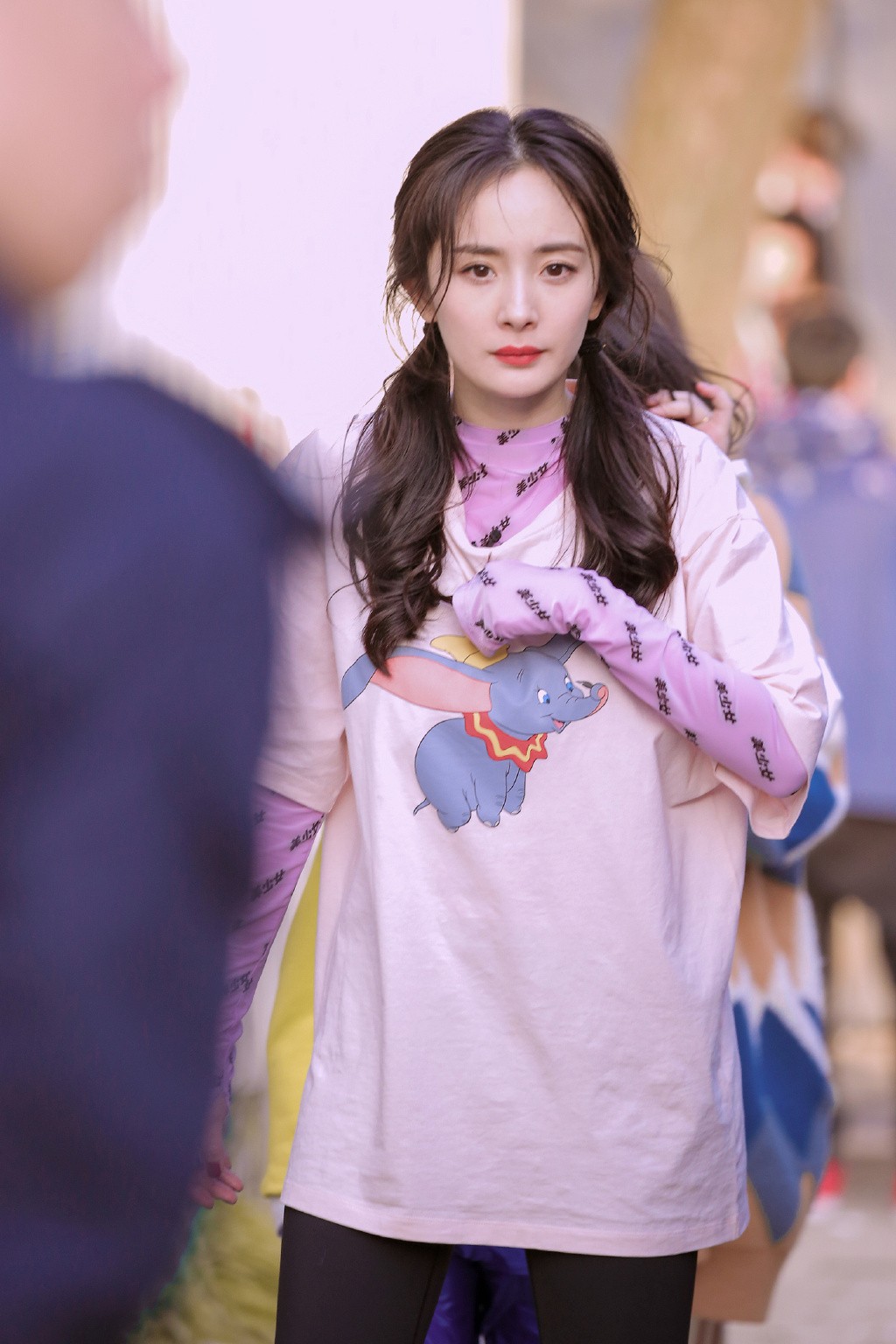 今天开卖!杨幂美少女字样穿好穿满 搭LOEWE小飞象T恤正是入门款