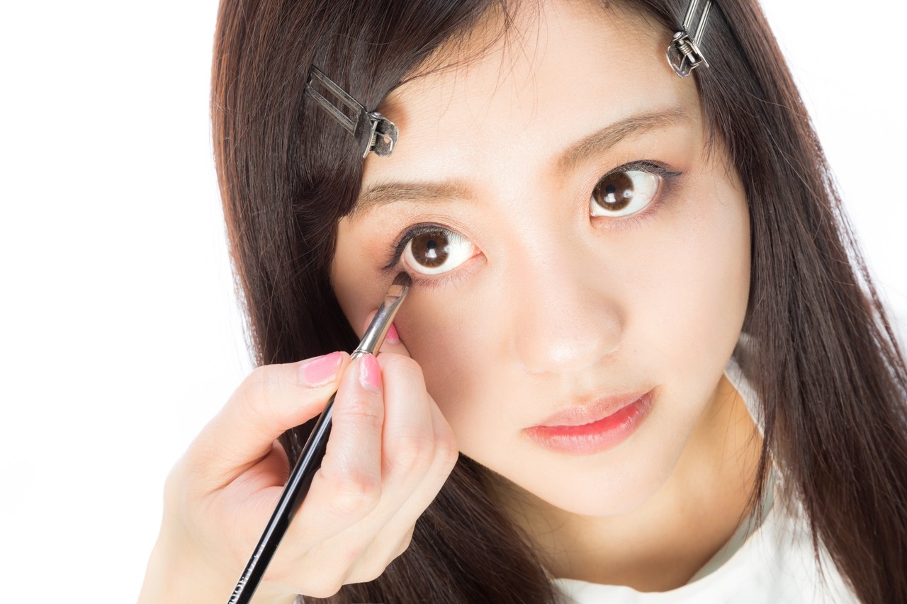 想画超完美妆容 女生必学“遮瑕”4绝招,用手上遮瑕膏保证老得快!