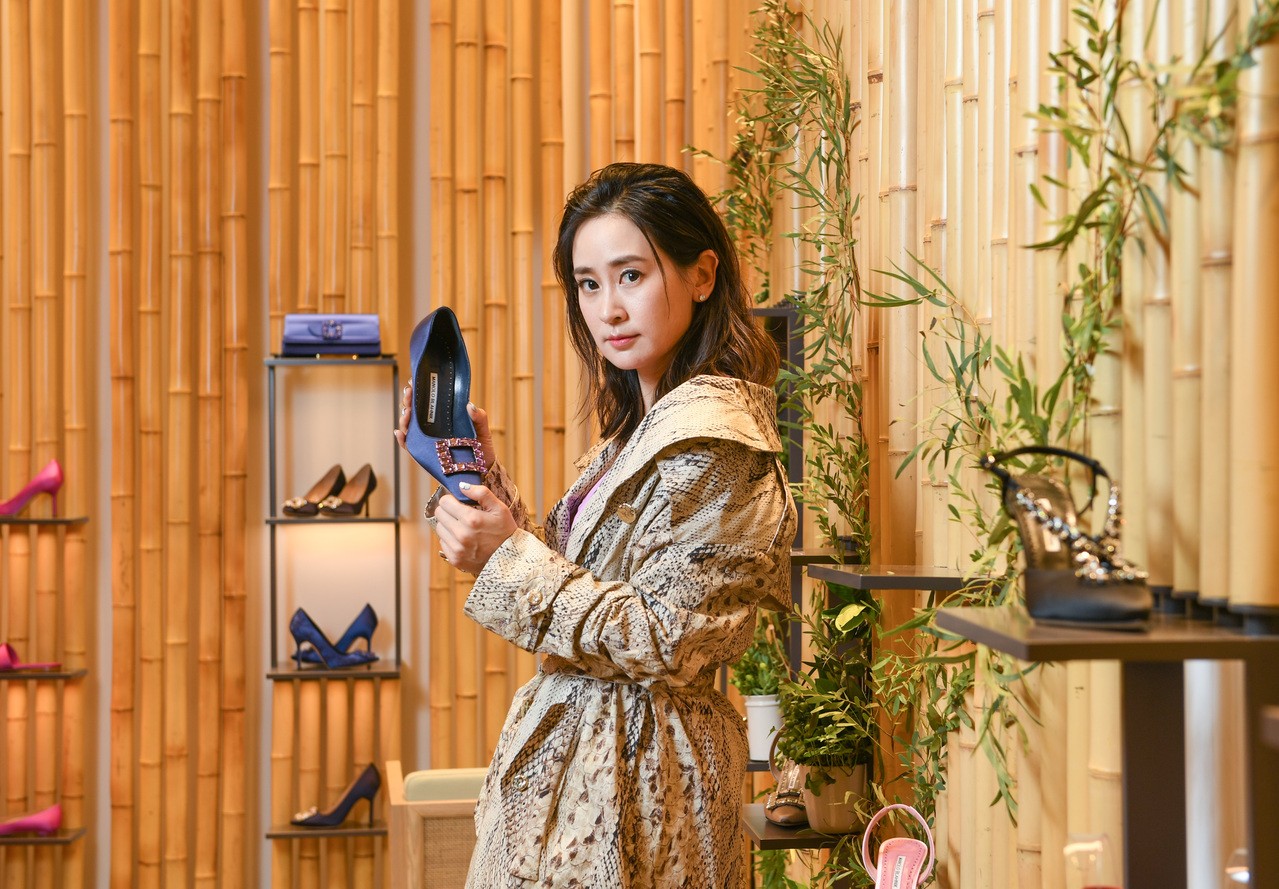李晶晶穿美鞋辣秀肚脐环 甩开娇娇女形象