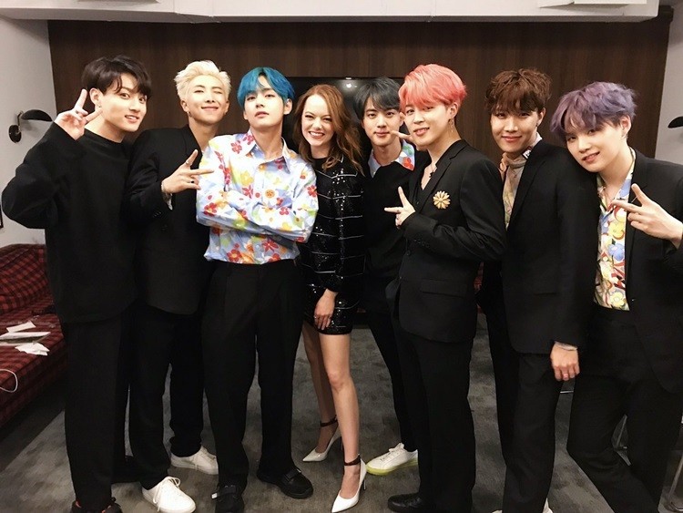 从时装周一路背去会面BTS防弹少年团 艾玛史东这咖包真不是普通好搭