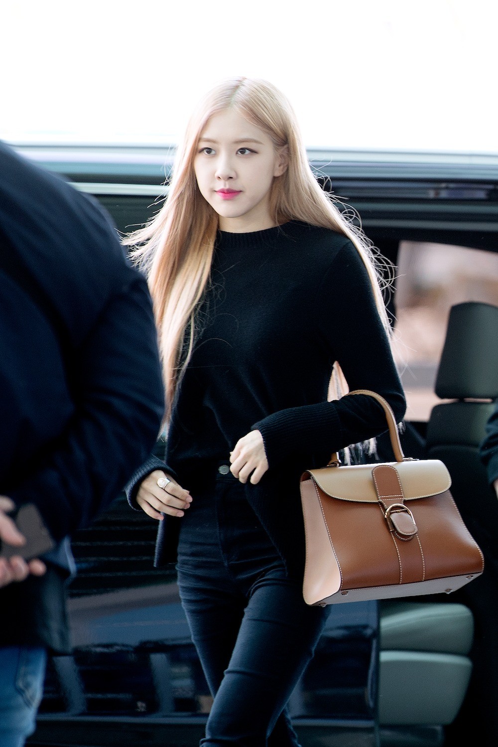 BLACKPINK的ROSÉ、韩艺瑟都选用的手袋 DELVAUX跟上大势发新款
