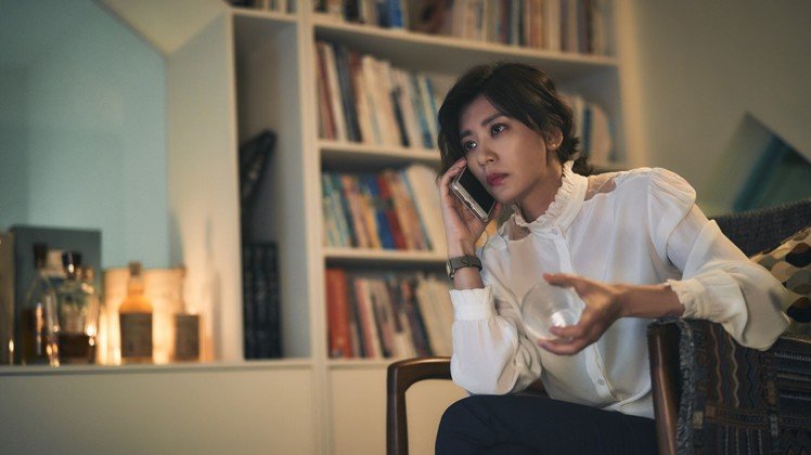 紧急补货还是卖光光 想穿贾静雯《与恶》风衬衫可以这样做