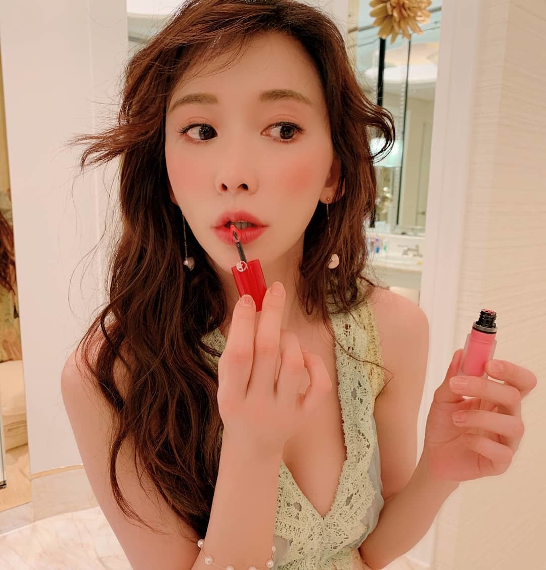 林志玲美擦Giorgio Armani最强显白唇彩 翘唇嘟嘴模样太可爱