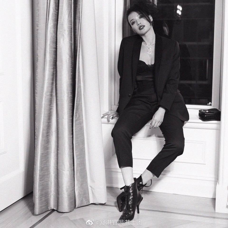 帅惨!舒淇、莎莉赛隆、克莉丝汀史都华穿给你看 女神定番款就是西装啊