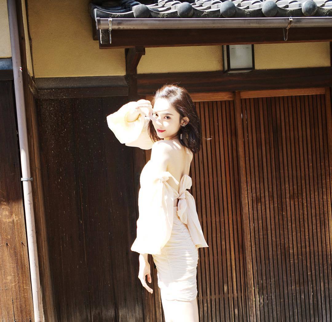 古力娜扎根本是“香奈儿控” 日本旅行每天私服穿搭都有香奈儿!