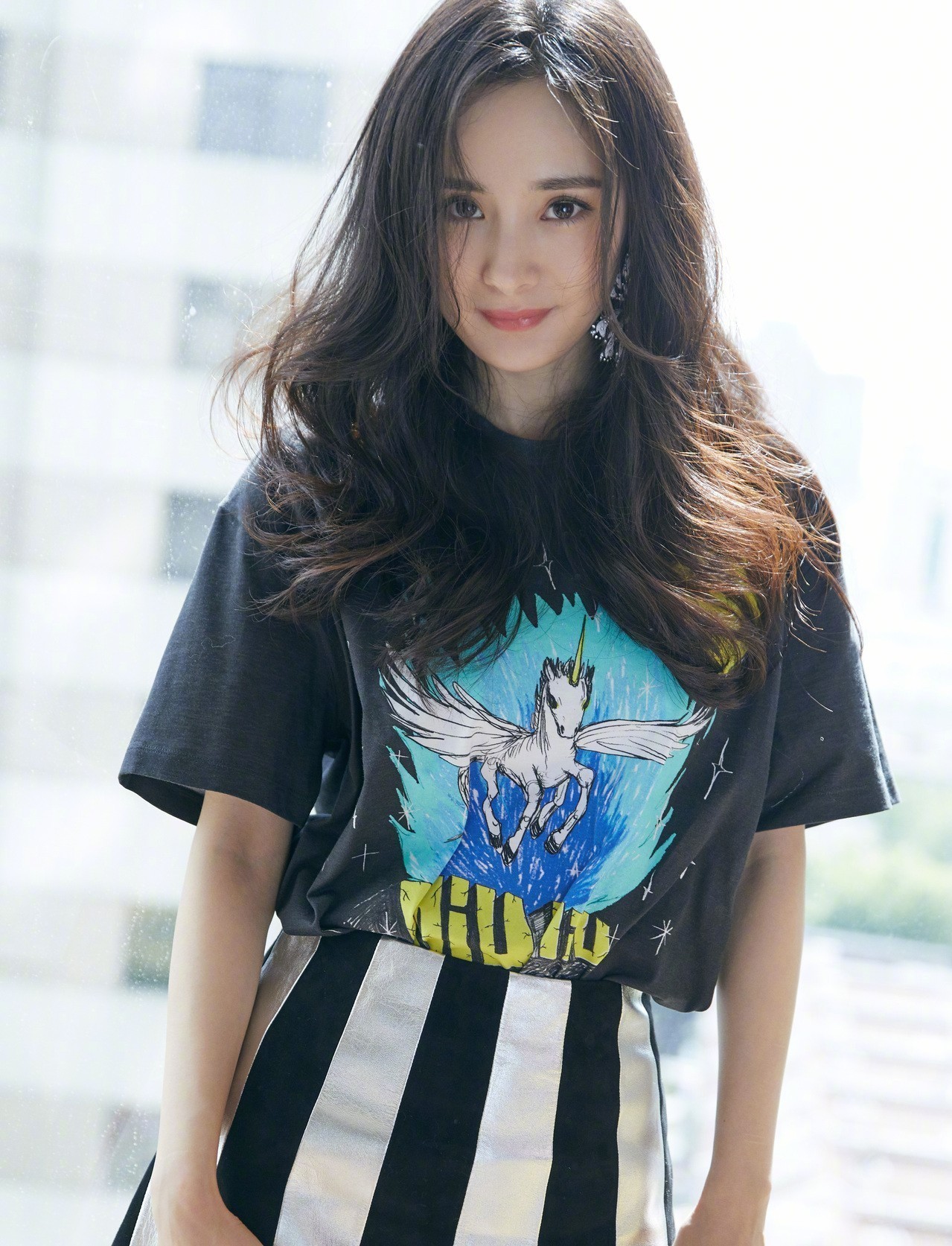 杨幂最近是在转换风格吗?这天一身MiuMiu让她看起来好潮、好年轻