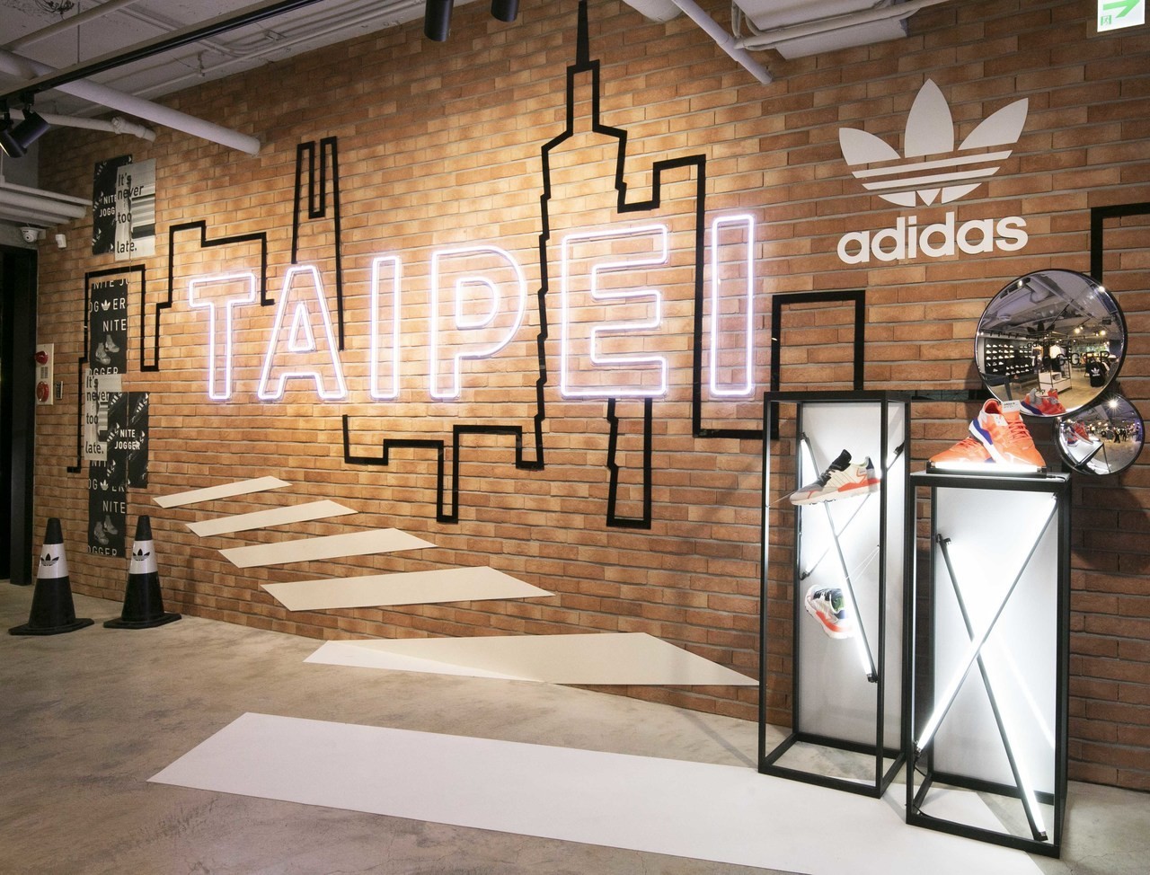台湾“铁花窗”融入设计!adidas 忠孝经典门市百坪大店回归