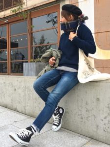 GU的藏青色系上衣打造气质穿搭!衬托出你的俐落美