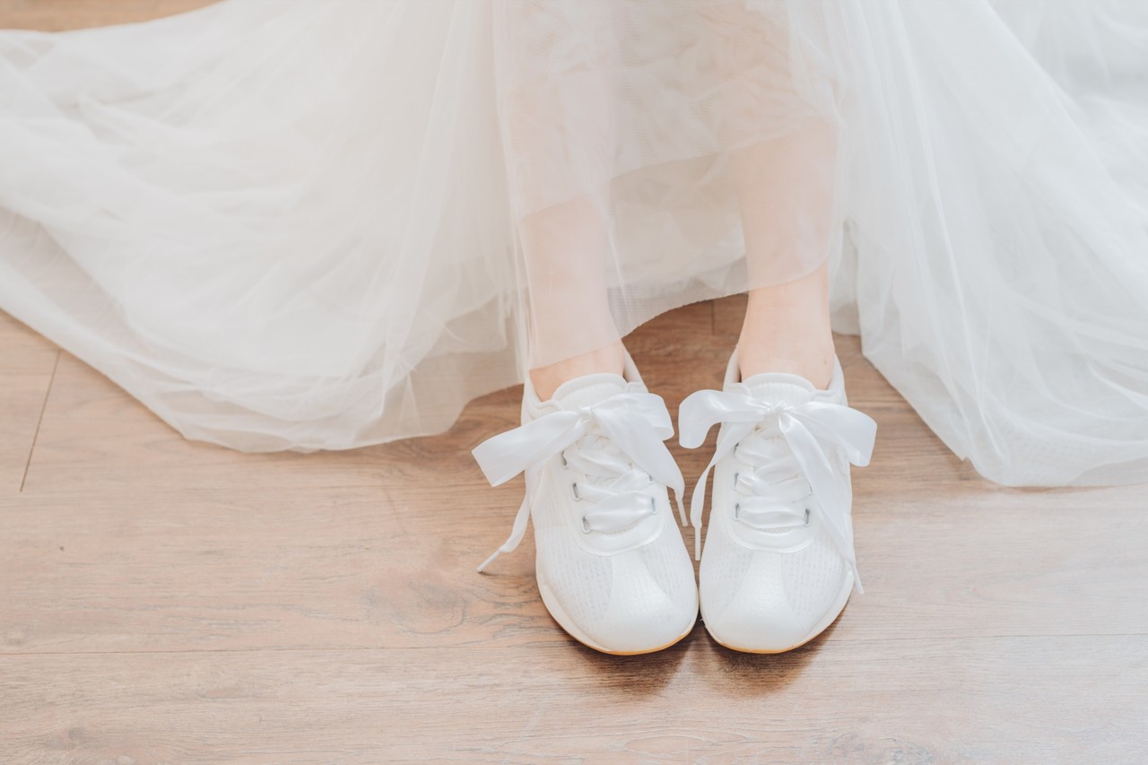 少女最爱!缎带小白鞋搭婚纱、午茶造型都美翻