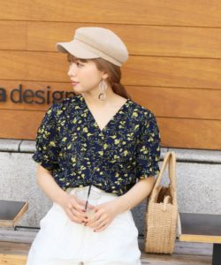 让夏日简约穿搭华丽升级!15款日系夏季花纹上衣介绍