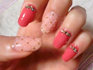 香奈儿的菱格纹!超时尚的指甲彩绘也能DIY