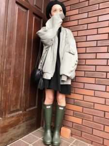 下雨天也想要开心出门！可爱时尚的冬季日系“雨天穿搭”15选！