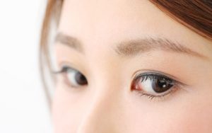 利用清爽的“减法化妆”就完成! 夏天不脱妆的小秘诀