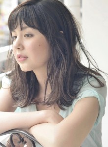 中长发的女生看过来!蓬松自然卷发正流行