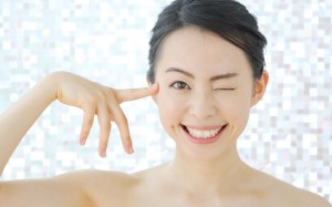 运用简单的大眼保养和化妆技巧来让眼睛看起来2倍大的秘诀是