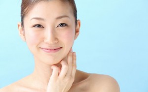 因为脸部毛孔而烦恼的人,是否没注意脸颊“部分干燥”!?