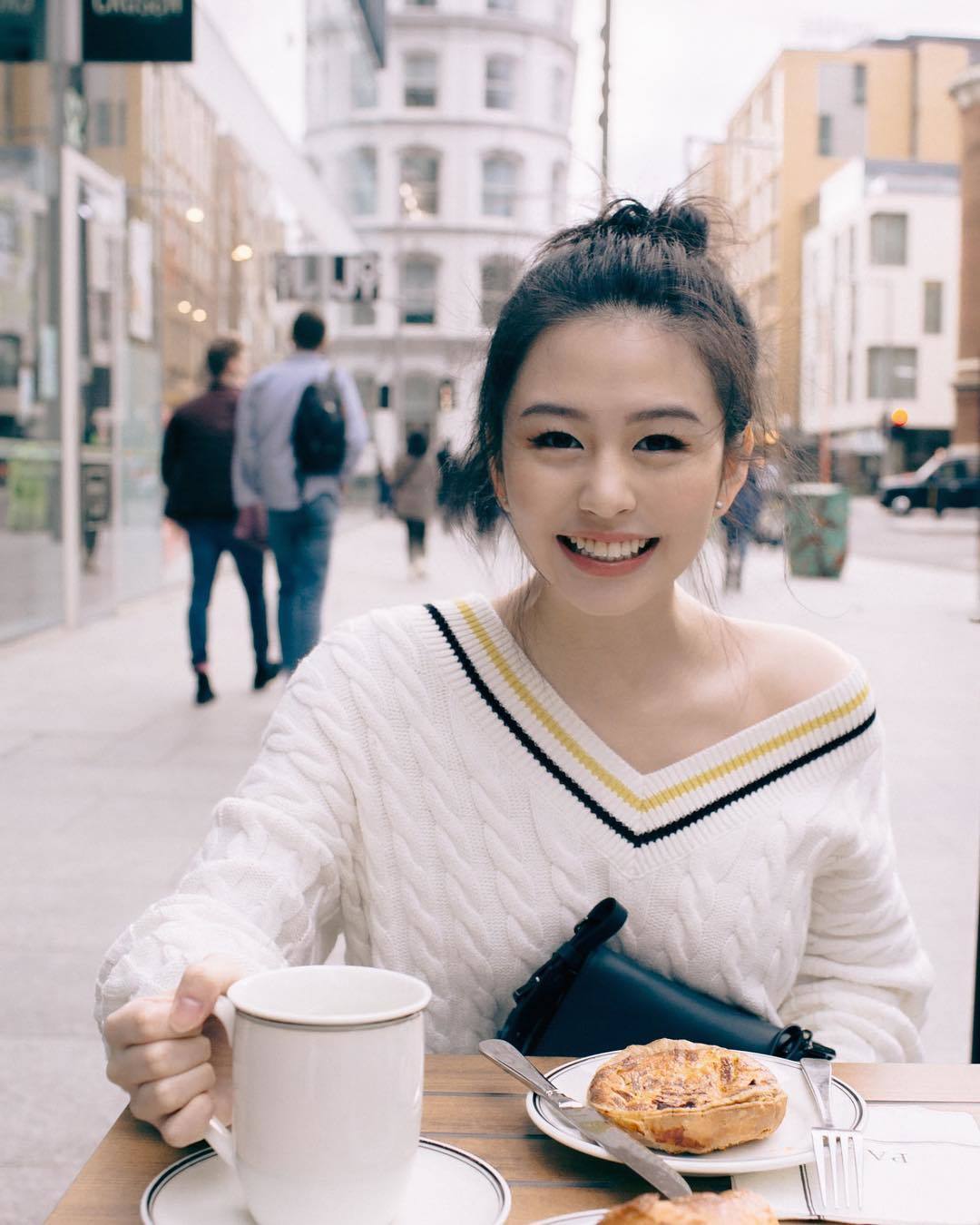 完全是80年代初恋女神的翻版！邱淑贞大女儿沈月私下造型穿搭甜到使人恋爱