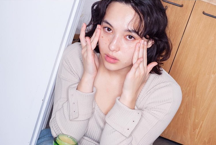 冷水洗脸缩毛孔、眼霜太油长肉芽?皮肤科医师帮你破解4大保养谣言