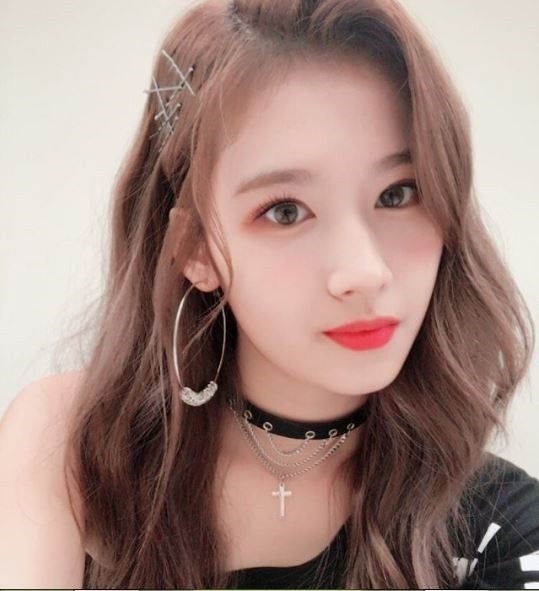 怀旧发夹回归!PONY、TWICE SANA轻松一夹变身时尚妞