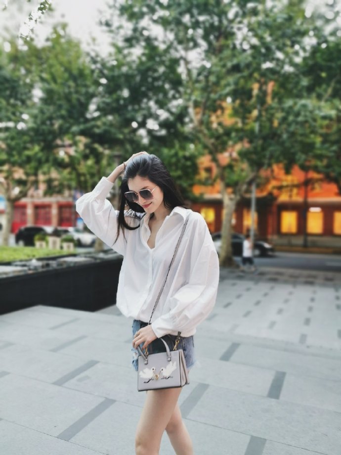 古力娜扎以翠绿夏日美裙搭LOEWE最新Postal包 何穗穿清凉热裤秀腿也秀手袋