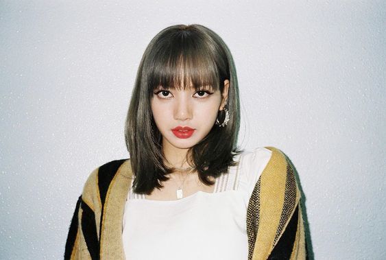 秋天发型推荐!韩国女星Lisa、IU都用“锁骨剪”遮肉脸、渡过发型尴尬期