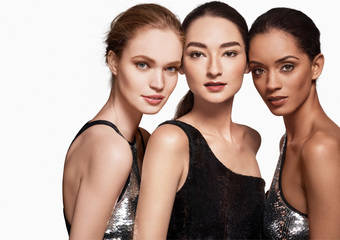 REVLON 露华浓 - 炎夏底妆三铁考验,一抹通关 持妆一整天+完美遮瑕力+绝美雾感