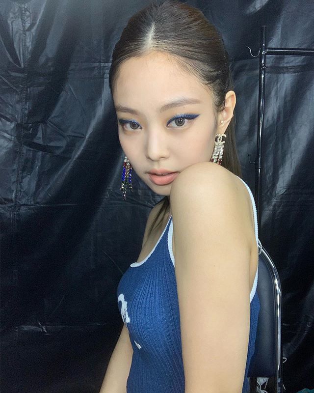 BLACKPINK Jennie、宋慧乔都在画超梦幻的“蓝色人鱼眼妆” 还不快点学起来