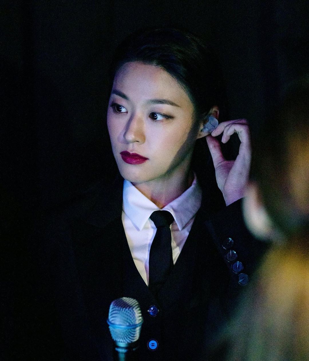 性感女神雪炫变了!AOA化身帅气牛仔,裸色烟熏妆超杀