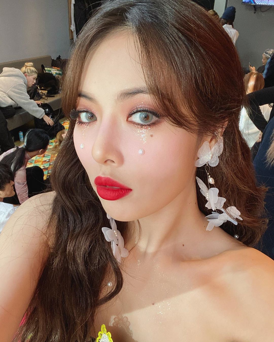 最IN派对妆容!泫雅绝美亮片眼妆,让你成为最耀眼的派对女王