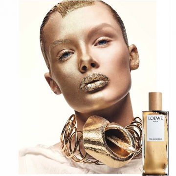 Jonathan Anderson出手不离工艺!Loewe黄金女郎呼应金漆泼墨香水瓶