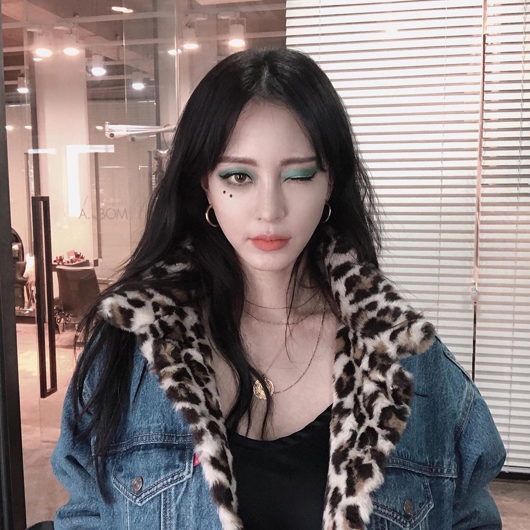 派对眼妆这样画!韩艺瑟华丽森林系眼妆,让你眨眼的瞬间就电到他心坎里
