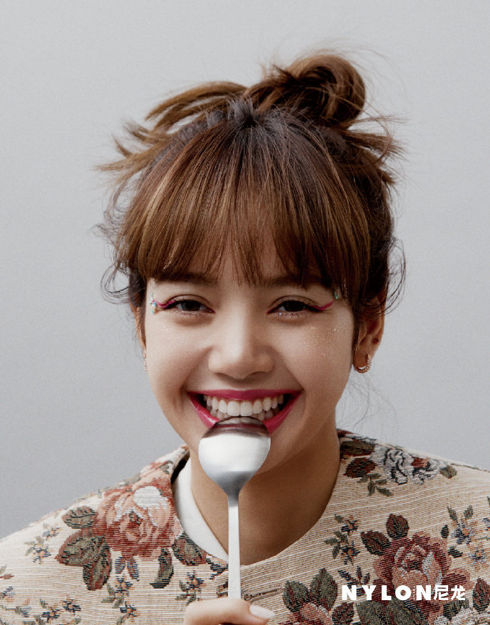 过年必胜妆容!BLACKPINK Lisa人鱼红质感眼妆太美 散发清澈眼神的妩媚感