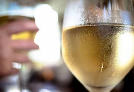 如何快速冰镇白葡萄酒,冰镇白葡萄酒和夏日更配哦!