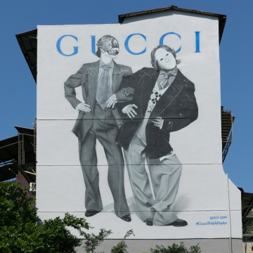 复古视觉配上杂志封面字样 Gucci艺术墙全球同步换黑白新装