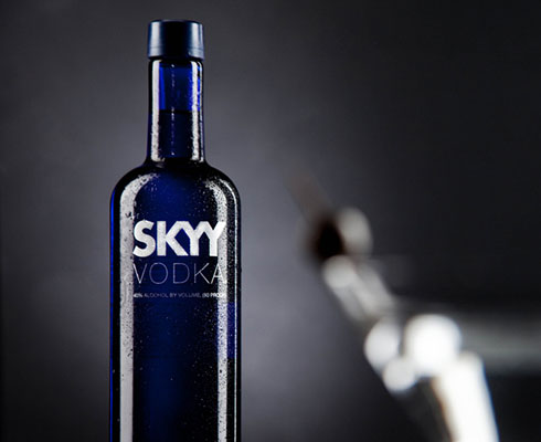 最近都出了哪些经典款,深蓝伏特加SKYY推出首款绒毛酒瓶伏特加