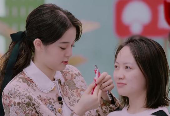 欧阳娜娜帮素人画眉展神技!根本是被演戏耽误的彩妆师