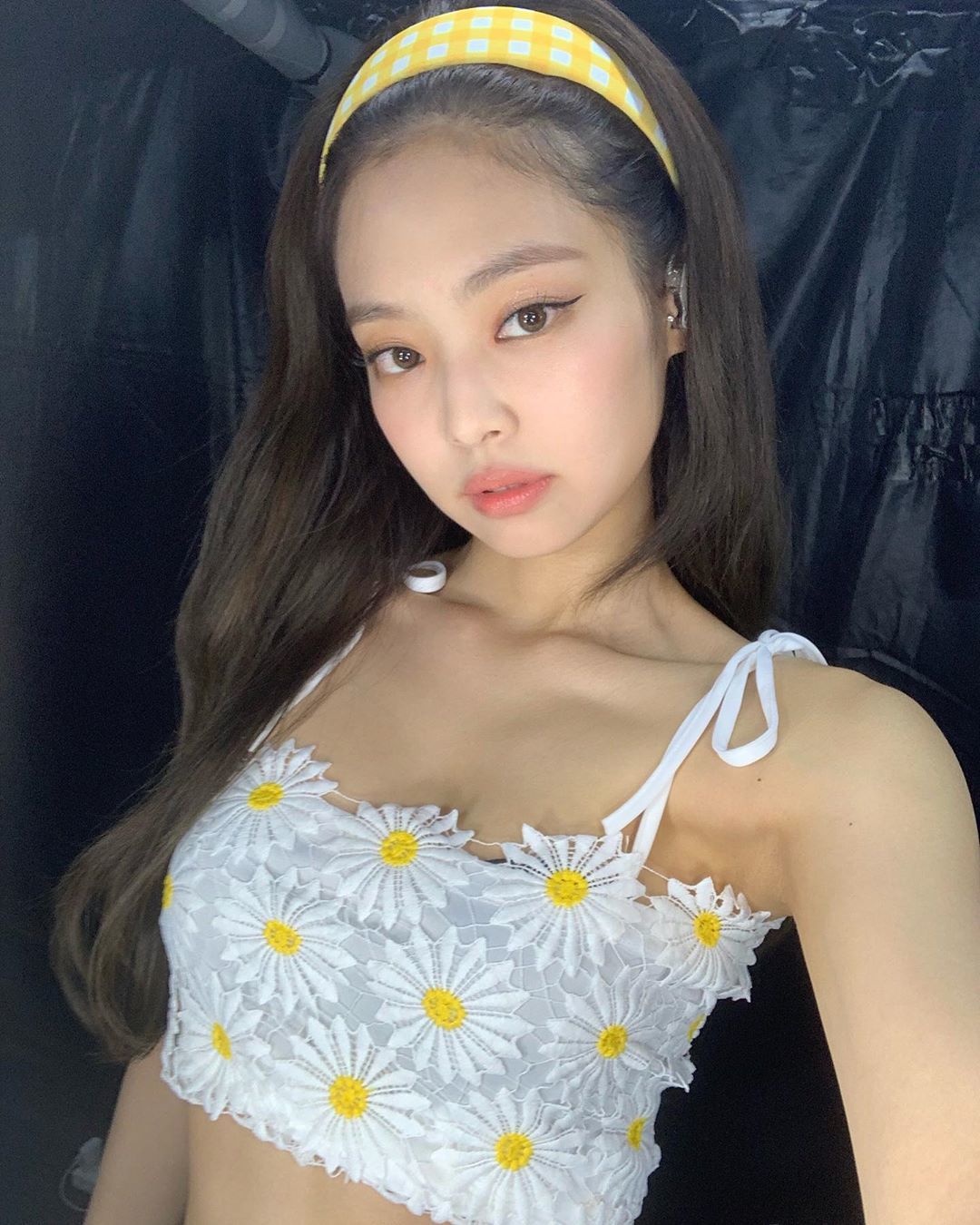 人间香奈儿Jennie变身美妆Youtuber!超梦幻彩妆爱用品大公开